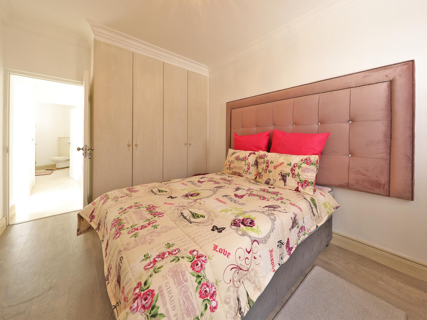 6 Bedroom Property for Sale in Plattekloof Western Cape